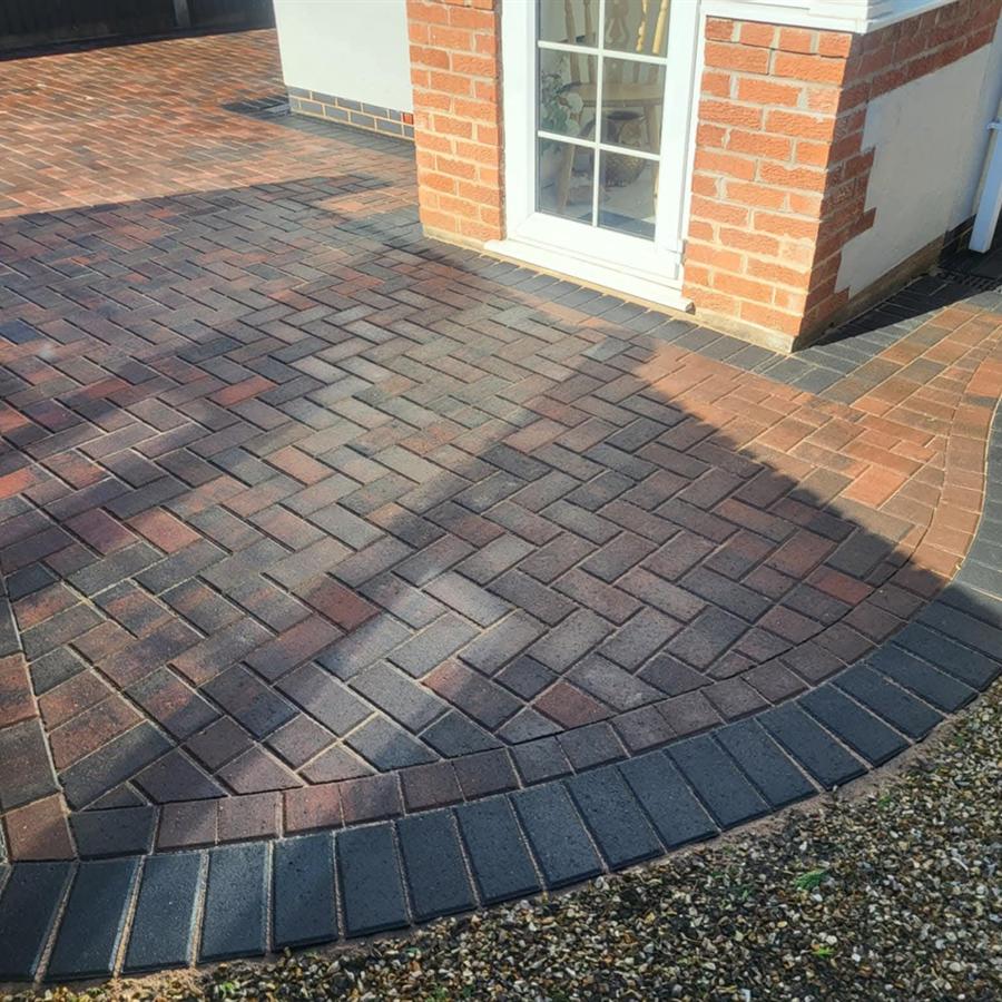 Curved block paving driveway with circle feature